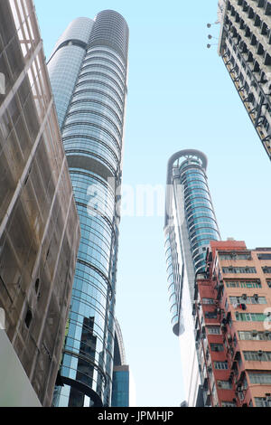 L'architecture moderne avec de grands gratte-ciel de Hong Kong l'architecture en plongée des Banque D'Images