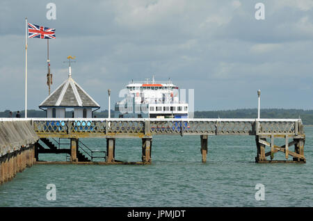 L'île de Wight yarmouth ferry approchant Pier sur le chemin de l'île de lymington dans la nouvelle forêt sur une venteuse, clair et nuageux. Banque D'Images