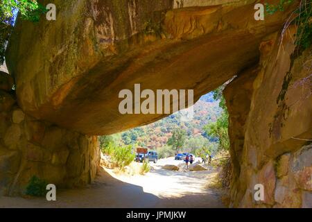 Les touristes à Tunnel Rock le long de la route. 198, Sequoia National Park, California, United States Banque D'Images