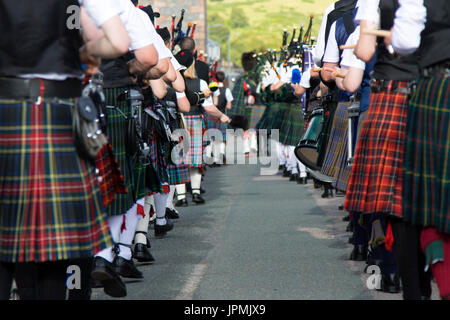 Dufftown, Écosse - 31 juil., 2017 : Massé pipe bands de la retraite 'Affichage' dans la ville après l'2017 Highland Games à Dufftown, Ecosse. Banque D'Images