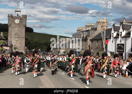 Dufftown, Écosse - 31 juil., 2017 : Massé pipe bands de la retraite 'Affichage' dans la ville après l'2017 Highland Games à Dufftown, Ecosse. Banque D'Images