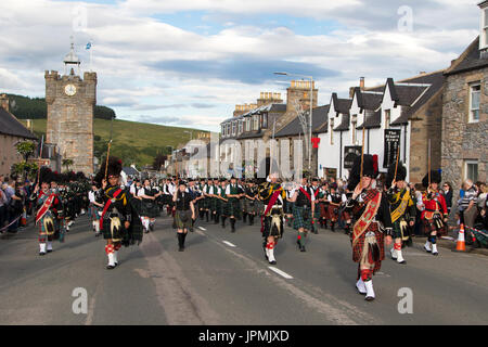 Dufftown, Écosse - 31 juil., 2017 : Massé pipe bands de la retraite 'Affichage' dans la ville après l'2017 Highland Games à Dufftown, Ecosse. Banque D'Images