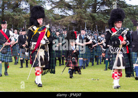 Dufftown, Écosse - 31 juil., 2017 : Massé pipe bands afficher sur le champ à l'Highland Games 2017 à Dufftown, en Écosse. Banque D'Images