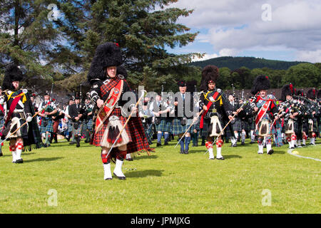 Dufftown, Écosse - 31 juil., 2017 : Massé pipe bands afficher sur le champ à l'Highland Games 2017 à Dufftown, en Écosse. Banque D'Images