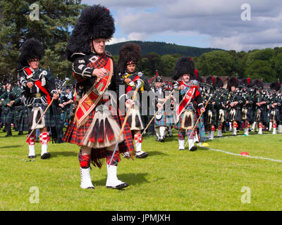 Dufftown, Écosse - 31 juil., 2017 : Massé pipe bands afficher sur le champ à l'Highland Games 2017 à Dufftown, en Écosse. Banque D'Images