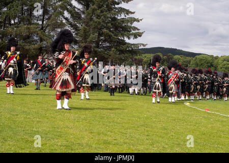 Dufftown, Écosse - 31 juil., 2017 : Massé pipe bands afficher sur le champ à l'Highland Games 2017 à Dufftown, en Écosse. Banque D'Images