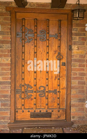 Porte au village de Denham, Angleterre Banque D'Images