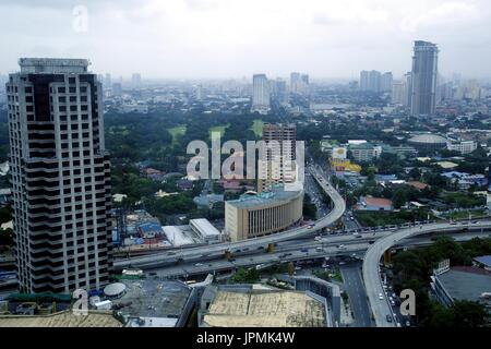 La région métropolitaine de Manille, Philippines - 31 juillet 2017 : Vue aérienne de zones résidentielles et commerciales et les établissements de la région métropolitaine de Manille. Banque D'Images