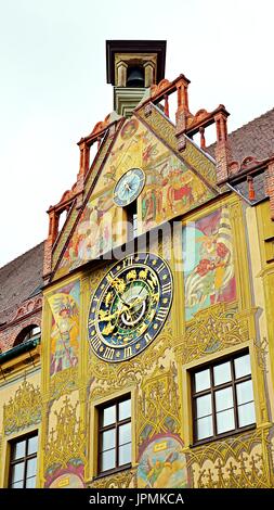 Horloge astronomique sur le mur de l'édifice de l'hôtel de ville d'ulm, Ulm, Allemagne Banque D'Images