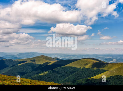 Colline herbeuse de crête de montagne. beau temps avec ciel bleu et quelques nuages. joli paysage d'été Banque D'Images