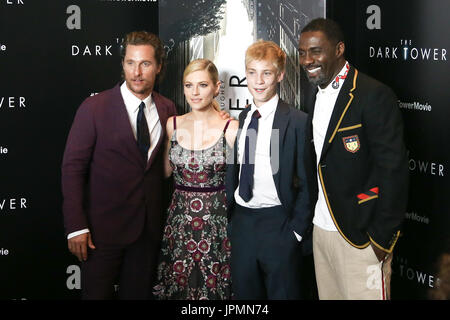 NEW YORK-JUL 31 : (L-R) Matthew McConaughey, Katheryn Winnick, Tom Taylor et Idris Elba assister à 'la Tour Sombre' projection spéciale au Musée de Mod Banque D'Images