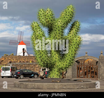 Cactus vert géant à l'extérieur de sculptures jardin de cactus, César Manrique, Guatiza, Lanzarote, îles Canaries, Espagne Banque D'Images