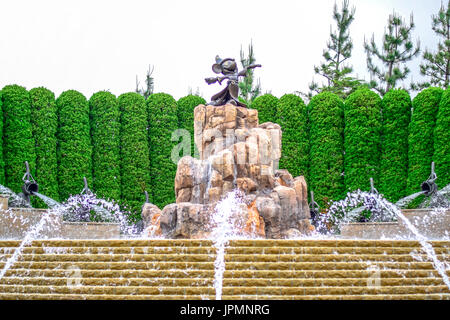 Statue de Mickey entouré de fontaines à Fantasia en cour avant du Tokyo Disneyland Hotel, Urayasu, Chiba, Japon Banque D'Images