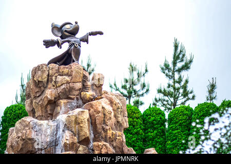 Statue de Mickey entouré de fontaines à Fantasia en cour avant du Tokyo Disneyland Hotel, Urayasu, Chiba, Japon Banque D'Images