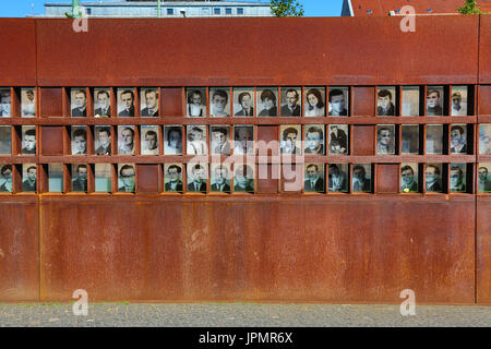 Photos de victimes qui sont morts en tentant de franchir le Mur de Berlin au Mémorial du Mur de Berlin sur la Bernauer Strasse, Berlin, Allemagne Banque D'Images