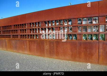 Photos de victimes qui sont morts en tentant de franchir le Mur de Berlin au Mémorial du Mur de Berlin sur la Bernauer Strasse, Berlin, Allemagne Banque D'Images