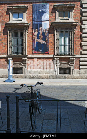 Milan, Italie : affiche de la Brera Madonna, la peinture de Piero della Francesca, à l'extérieur du palais Brera, palais abritant le musée Pinacoteca di Brera Banque D'Images