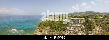 Aperçu de la plage de Ricadi, Tour de Saint-Marin, la Cité du Vatican, promontoire vue aérienne, de falaises et de sable. Les vacances d'été à Calabria, Italie Banque D'Images