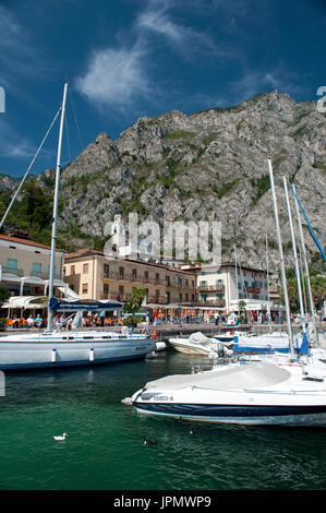 Cher yachts amarrés dans Porto Vecchio, Limone sul Garda, Italie Banque D'Images