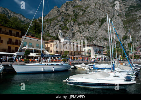 Cher yachts amarrés dans Porto Vecchio, Limone sul Garda, Italie Banque D'Images