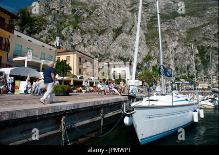 Cher yachts amarrés dans Porto Vecchio, Limone sul Garda, Italie Banque D'Images