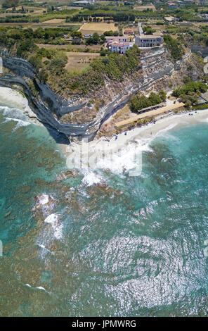 Aperçu de la plage de Ricadi, Tour de Saint-Marin, la Cité du Vatican, promontoire vue aérienne, de falaises et de sable. Les vacances d'été à Calabria, Italie Banque D'Images