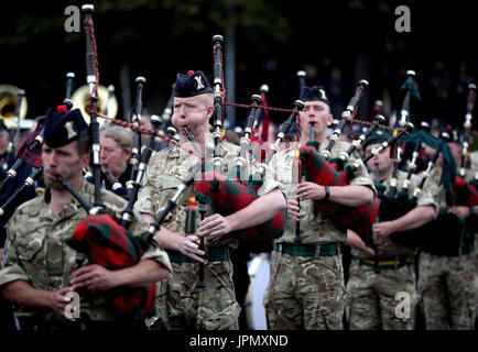 Les membres du Royal Regiment of Scotland (2) SYLVESTRE Massed Pipes and Drums pendant la répétition pour la Royal Military Tattoo d'Edimbourg à Redford Barracks, Édimbourg. Banque D'Images