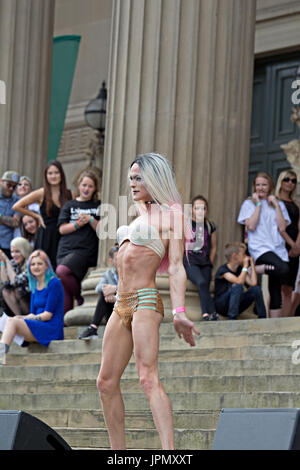 Le cross-dressing homme prend part à un concert de l'autre groupe à la mode Fest 2017 Fierté de Liverpool Banque D'Images