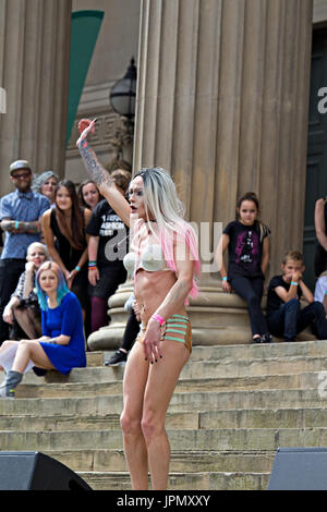 Le cross-dressing homme prend part à un concert de l'autre groupe à la mode Fest 2017 Fierté de Liverpool Banque D'Images