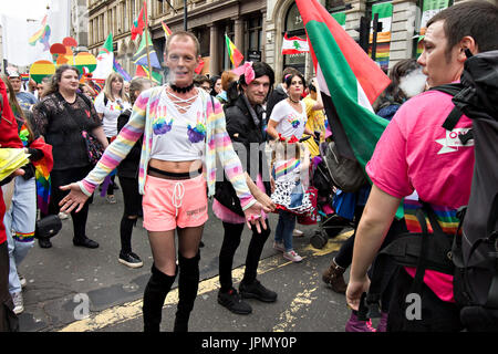 Le cross-dressing homme ayant participé au défilé de la fierté 2017 à Liverpool Banque D'Images