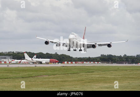 La première femme britannique du Boeing 747 le capitaine Yvonne Kershaw, qui est à la retraite, des terres à l'aéroport de Gatwick après un vol de Cancun, au Mexique. Banque D'Images