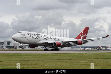 La première femme britannique du Boeing 747 le capitaine Yvonne Kershaw, qui est à la retraite, des terres à l'aéroport de Gatwick après un vol de Cancun, au Mexique. Banque D'Images