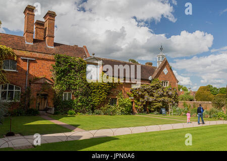 Un grand cadran solaire sur le mur extérieur de Packwood House - un manoir Tudor préservé dans le Warwickshire, Angleterre, RU Banque D'Images