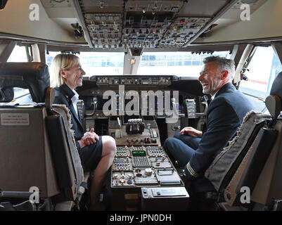 La première femme britannique du Boeing 747 le capitaine Yvonne Kershaw, qui est à la retraite, avec le co-pilote Paul Singleton après l'atterrissage à l'aéroport de Gatwick après un vol de Cancun, au Mexique. Banque D'Images