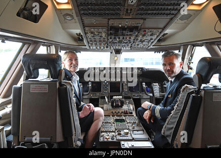 La première femme britannique du Boeing 747 le capitaine Yvonne Kershaw, qui est à la retraite, avec le co-pilote Paul Singleton après l'atterrissage à l'aéroport de Gatwick après un vol de Cancun, au Mexique. Banque D'Images