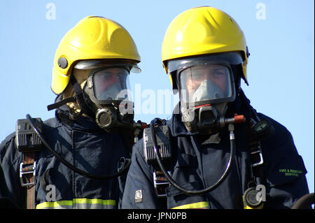 Fire fighter portant des appareils respiratoires Banque D'Images