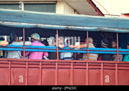 Un camion converti devient un bus de la ville en plein air à La Havane, Cuba Banque D'Images