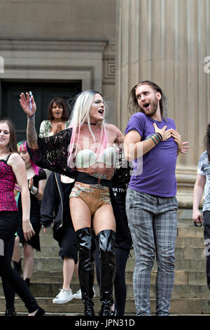 Le cross-dressing homme prend part à un concert de l'autre groupe à la mode Fest 2017 Fierté de Liverpool Banque D'Images