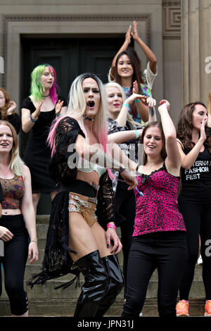 Le cross-dressing homme prend part à un concert de l'autre groupe à la mode Fest 2017 Fierté de Liverpool Banque D'Images