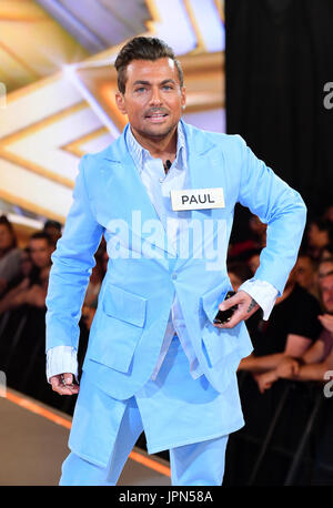 Paul Danan entre dans le Celebrity Big Brother house à Elstree Studios à Borehamwood, Herfordshire. Banque D'Images