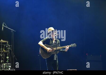 Naples, Italie. 06Th Aug 2017. Le chanteur et auteur-compositeur Américaine Laura Pergolizzi (LP) d'effectuer en direct sur scène à l'Arena Flegrea dans Napoli. Credit : Paola Visone/Pacific Press/Alamy Live News Banque D'Images