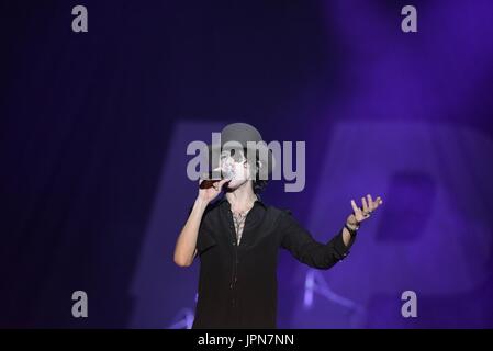 Naples, Italie. 06Th Aug 2017. Le chanteur et auteur-compositeur Américaine Laura Pergolizzi (LP) d'effectuer en direct sur scène à l'Arena Flegrea dans Napoli. Credit : Paola Visone/Pacific Press/Alamy Live News Banque D'Images