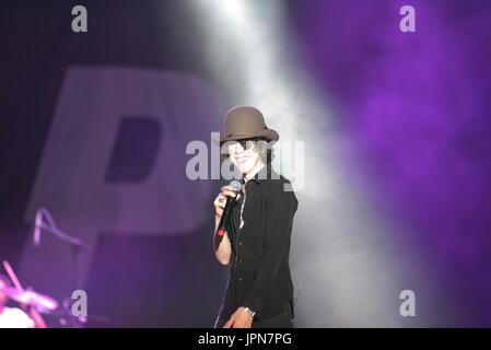 Naples, Italie. 06Th Aug 2017. Le chanteur et auteur-compositeur Américaine Laura Pergolizzi (LP) d'effectuer en direct sur scène à l'Arena Flegrea dans Napoli. Credit : Paola Visone/Pacific Press/Alamy Live News Banque D'Images