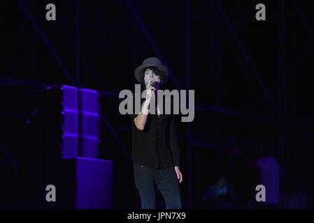 Naples, Italie. 06Th Aug 2017. Le chanteur et auteur-compositeur Américaine Laura Pergolizzi (LP) d'effectuer en direct sur scène à l'Arena Flegrea dans Napoli. Credit : Paola Visone/Pacific Press/Alamy Live News Banque D'Images