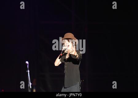 Naples, Italie. 06Th Aug 2017. Le chanteur et auteur-compositeur Américaine Laura Pergolizzi (LP) d'effectuer en direct sur scène à l'Arena Flegrea dans Napoli. Credit : Paola Visone/Pacific Press/Alamy Live News Banque D'Images