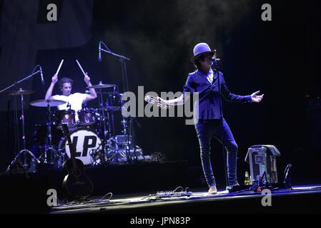 Naples, Italie. 06Th Aug 2017. Le chanteur et auteur-compositeur Américaine Laura Pergolizzi (LP) d'effectuer en direct sur scène à l'Arena Flegrea dans Napoli. Credit : Paola Visone/Pacific Press/Alamy Live News Banque D'Images