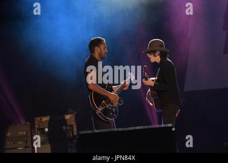 Naples, Italie. 06Th Aug 2017. Le chanteur et auteur-compositeur Américaine Laura Pergolizzi (LP) d'effectuer en direct sur scène à l'Arena Flegrea dans Napoli. Credit : Paola Visone/Pacific Press/Alamy Live News Banque D'Images