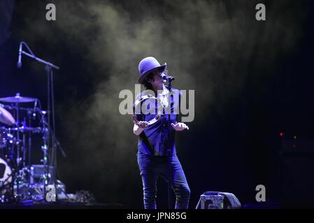 Naples, Italie. 06Th Aug 2017. Le chanteur et auteur-compositeur Américaine Laura Pergolizzi (LP) d'effectuer en direct sur scène à l'Arena Flegrea dans Napoli. Credit : Paola Visone/Pacific Press/Alamy Live News Banque D'Images