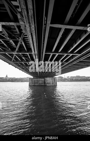 Cologne/Allemagne - 10 mai 2017 : Sous le merveilleux Pont Hohenzollern enjambant le Rhin à Cologne, Allemagne Banque D'Images