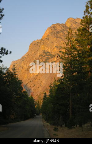 L'augmentation des falaises de granit, au-dessus du dôme Road dans la région de King's Canyon, King's Canyon National Park, California, United States Banque D'Images